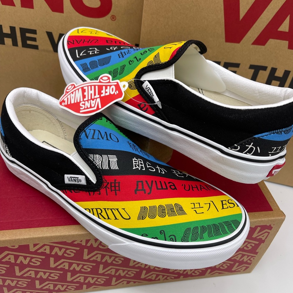 Vans WMNS Classic Slip-On (Vans
Spirit)Multi/True White Sneakers
VN0A4U38WK2 - Picture 10 of 16